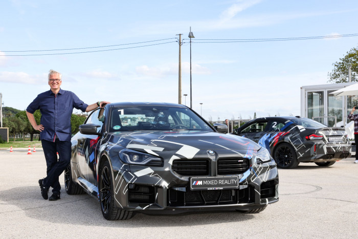 Autor Dirk Kunde neben der Neuauflage des sportlichen BMW M2 Coupé (Bild: Wolfgang Groeger-Meier für BMW)